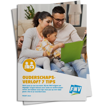 Brochure Man, vrouw en kind zitten op de bank en kijken in een brochure