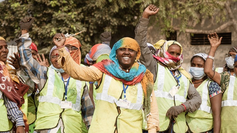 Vrouwen in India die vuilnis recyclen