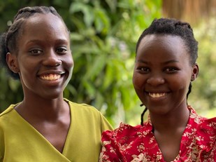 Taaka (links) en Promise