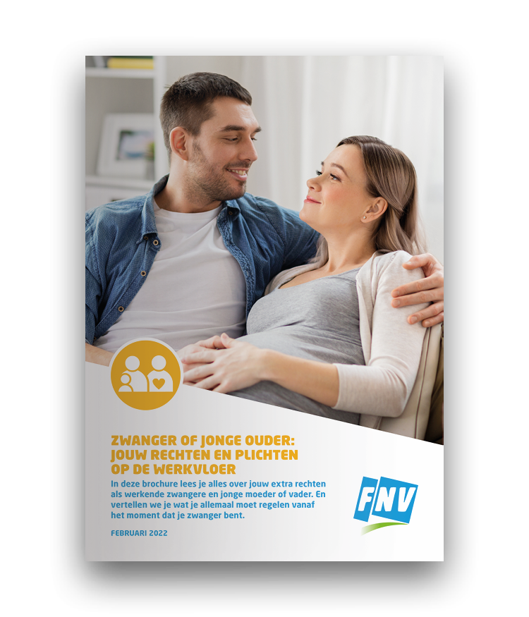 Brochure Man en zwangere vrouw zitten samen op bank en kijken elkaar aan