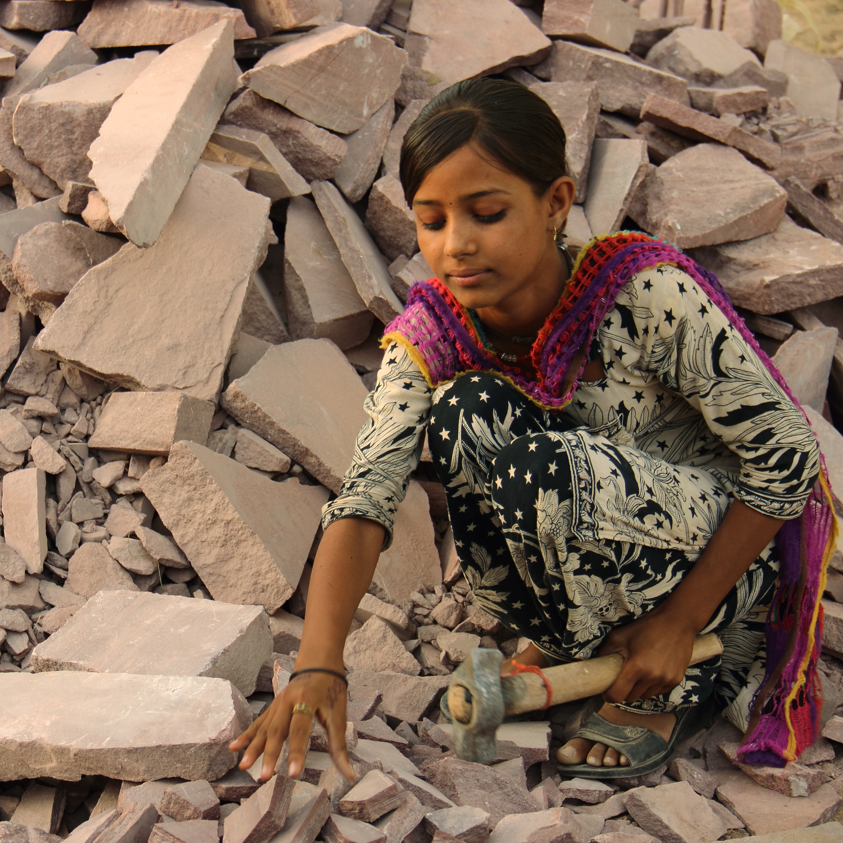 Kesar werkt in steengroeven, India